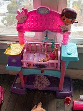 Disney Junior Doc McStuffins Baby All-in-One Nursery and Pet Vet Checkup Center